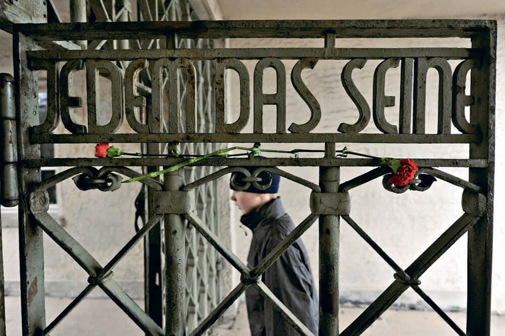 Что написано на воротах бухенвальда. Jedem das seine на воротах Бухенвальда. Концлагерь Бухенвальд ворота. Jedem das seine концлагерь. Надпись над воротами Бухенвальда.