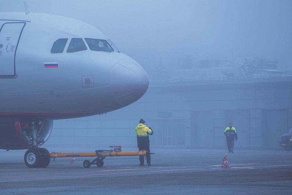 Рейс 10. Аэропорт Краснодар Красноярск край. Адвективный туман в аэропорту. Аэропорт Краснодар утром. Угловая видимость в тумане в аэропорту картинки.