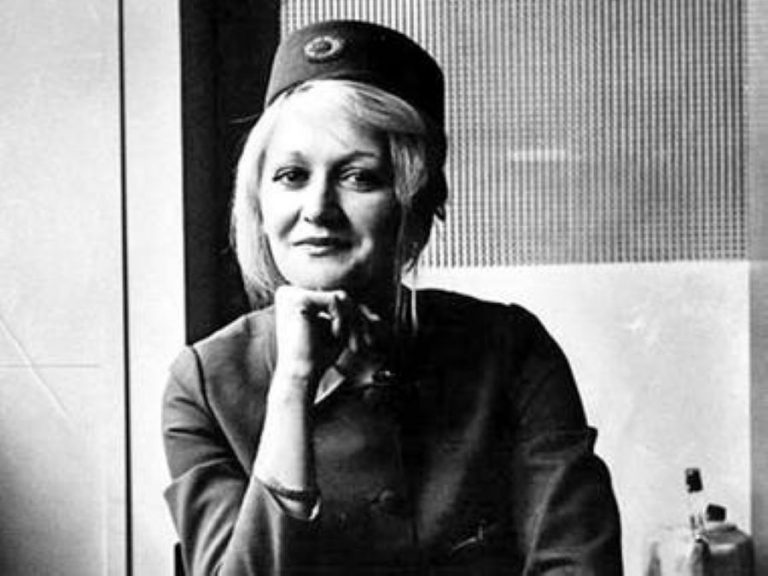 Стюардесса упала с высоты 10 тысяч метров и осталась жива