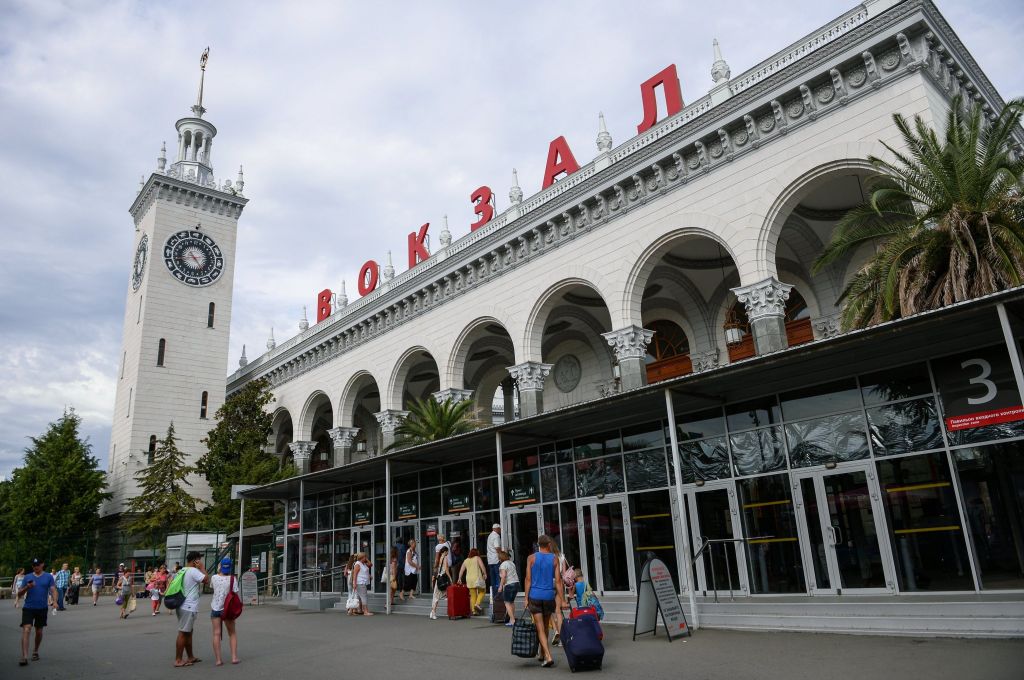 В Сочи начался демонтаж досмотровых павильонов у железнодорожного вокзала: на их месте будет парковка