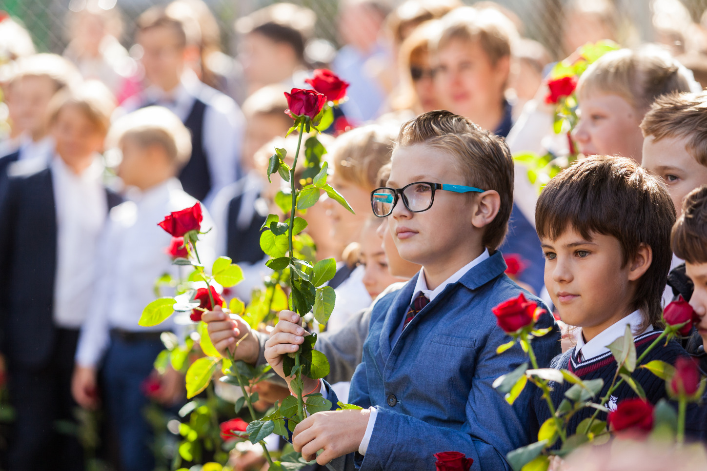 Дети школьники с цветами