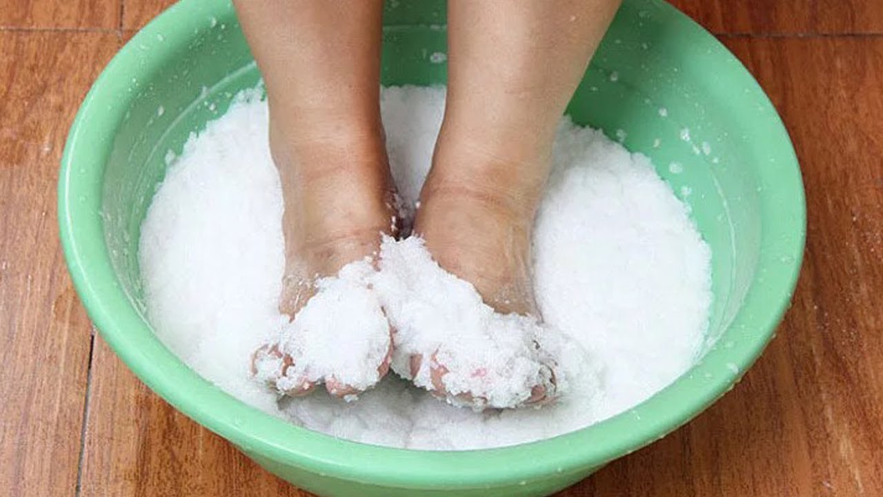 Можно держать ноги в горячей воде. Соляные ванночки для ног.