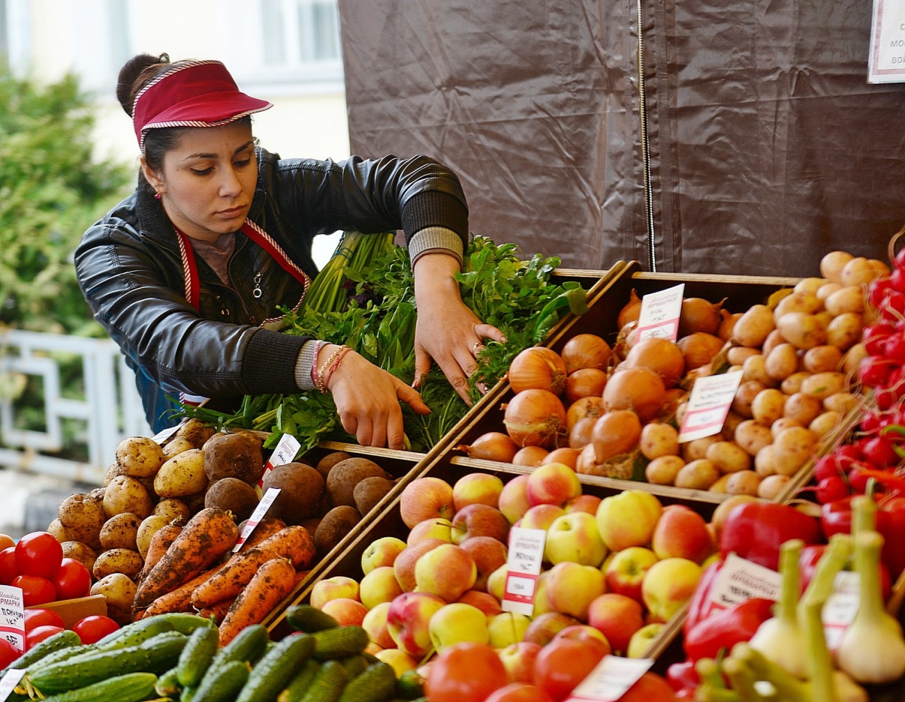 Рынок выходного дня. Ярмарка выходного дня. Летняя продуктовая ярмарка. Продавец на Ярмарке. Ярмарка выходного дня фото.