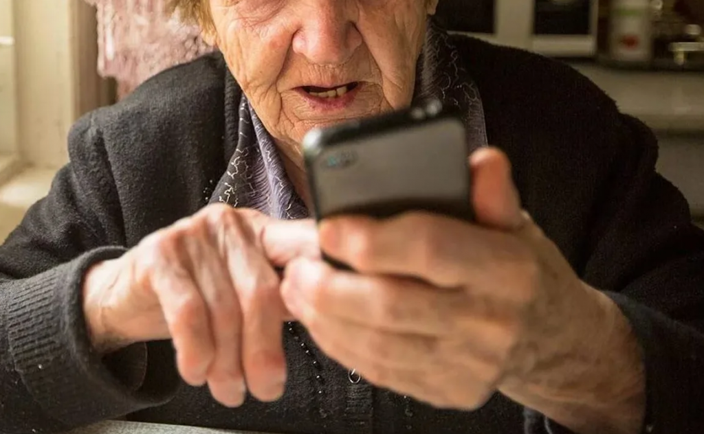 Обманули аферисты. Телефон для пенсионеров. Мошенники обманули пенсионерку. Бабушка с телефоном. Пенсионерка с телефоном.