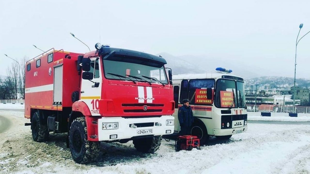 В Туапсе круглосуточно расчищают на улицах снег и помогают согреться в  мобильных пунктах | Новости Туапсе