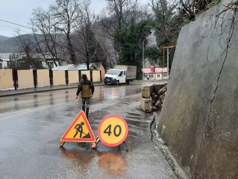 В Туапсе ввели ЧС локального характера из-за обвала подпорной стены