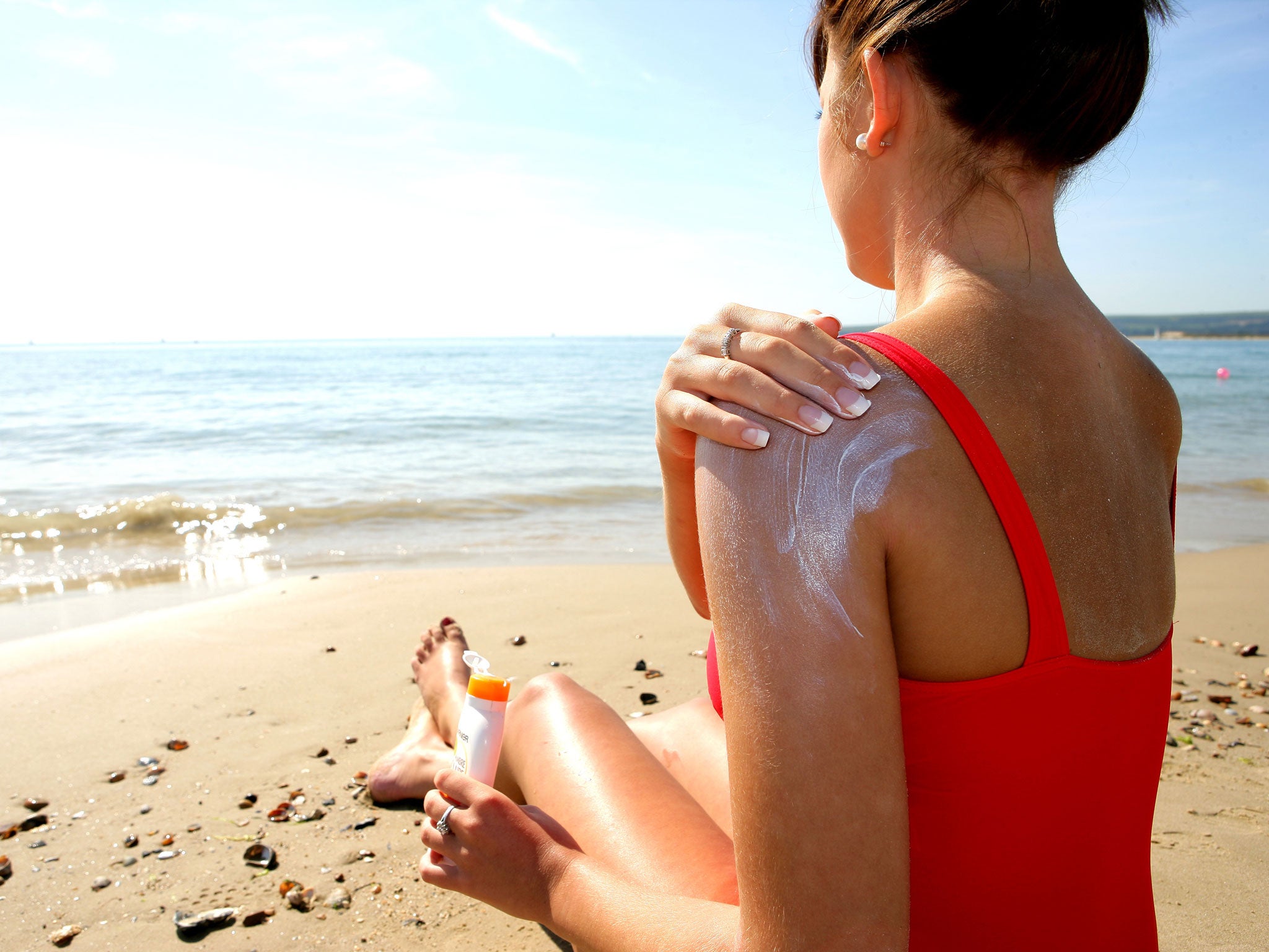 После загара красная. Солнцезащитный крем на пляже. Загар на солнце. Солнцезащитный крем на коже.