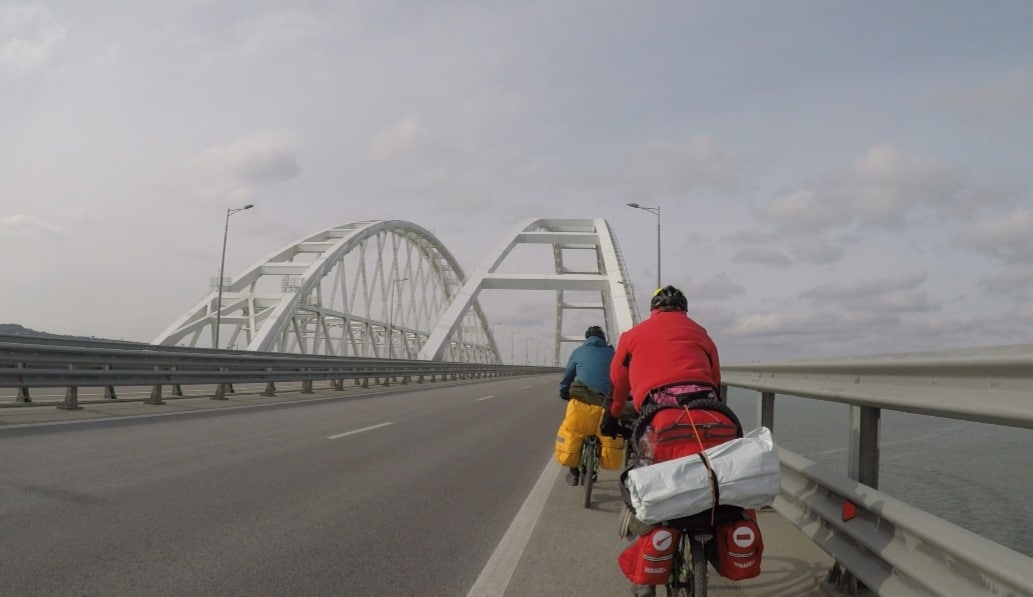 Крымский мост как проехать. На велосипеде по Крымскому мосту. Машины едут по Крымскому мосту. Туапсе мост. Едем по Крымскому мосту.