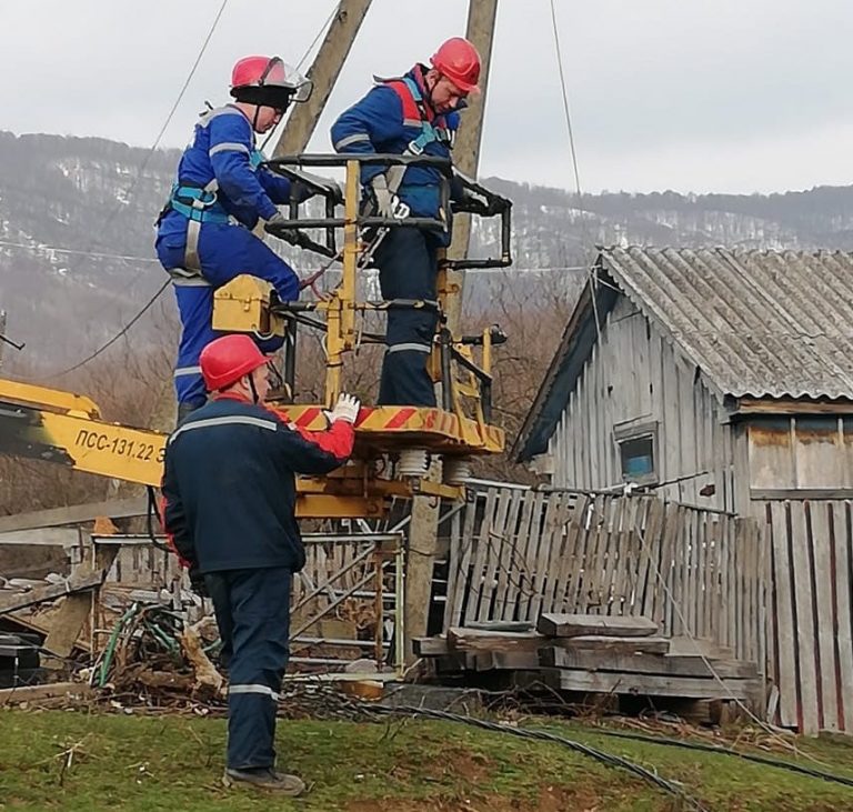 В хуторе Папоротный энергетики готовят линию к уличному освещению