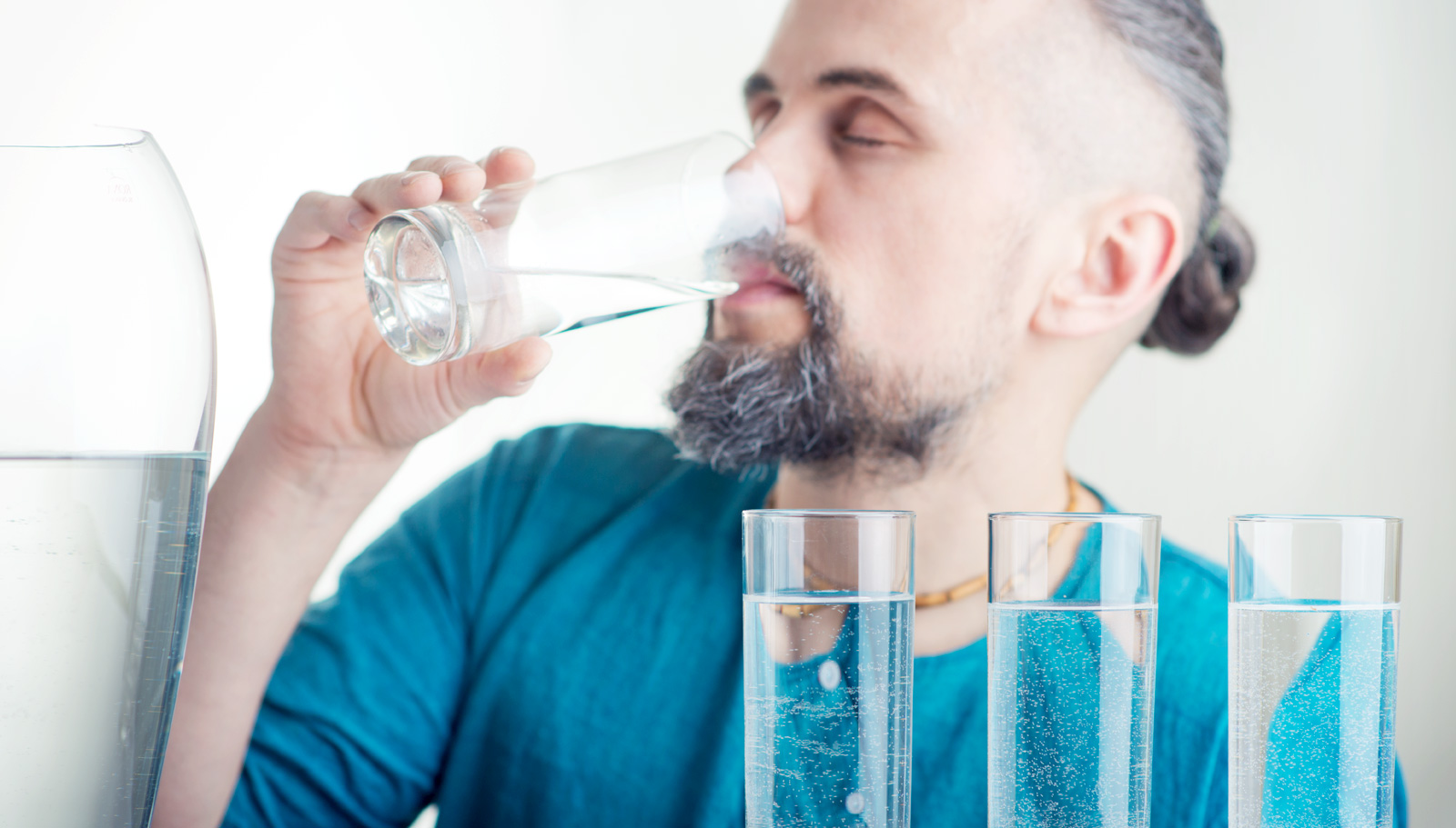 Много стаканов воды. Пить воду. Мужик пьет воду. Мужчина со стаканом воды. Мужчина пьет воду из стакана.
