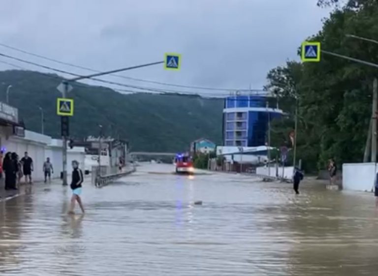 На побережье в районе села Лермонтово подтоплена дорога, проезда пока нет