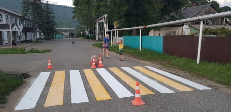 В поселениях Туапсинского района обновляют разметку и знаки на дорогах