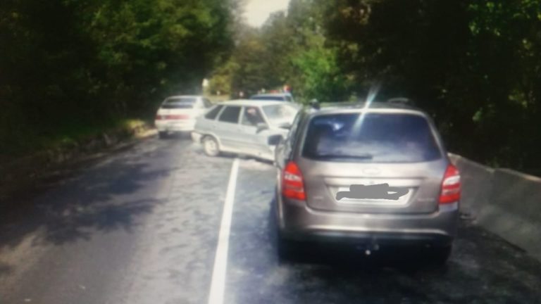 Около поселка Индюк молодой водитель устроил аварию