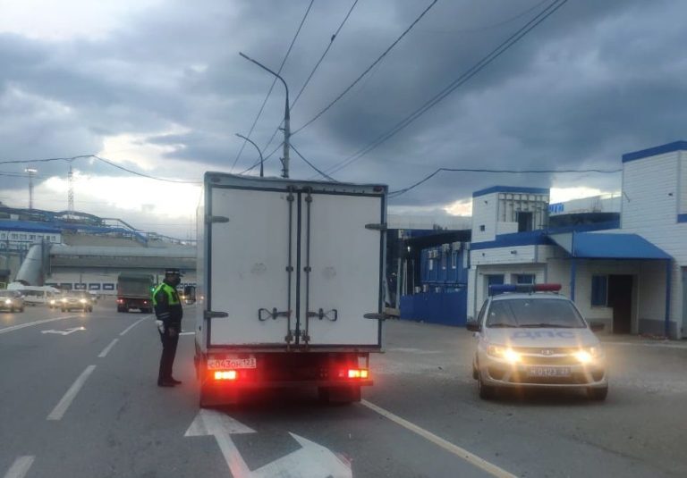 Между Новороссийском и Геленджиком ограничили движение грузовиков