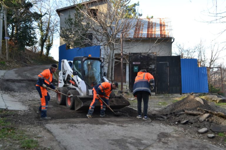 На улицах Туапсе восстанавливают асфальт после ливней