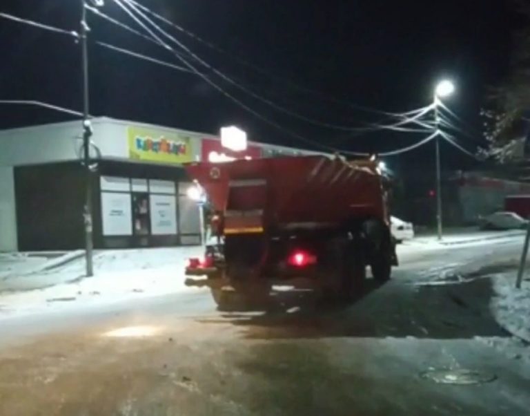 В Туапсе на дорогах работает спецтехника