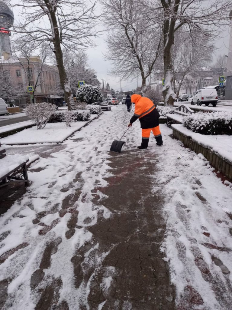 В Туапсе круглосуточно расчищают от снега дороги и тротуары  Новости Туапсе