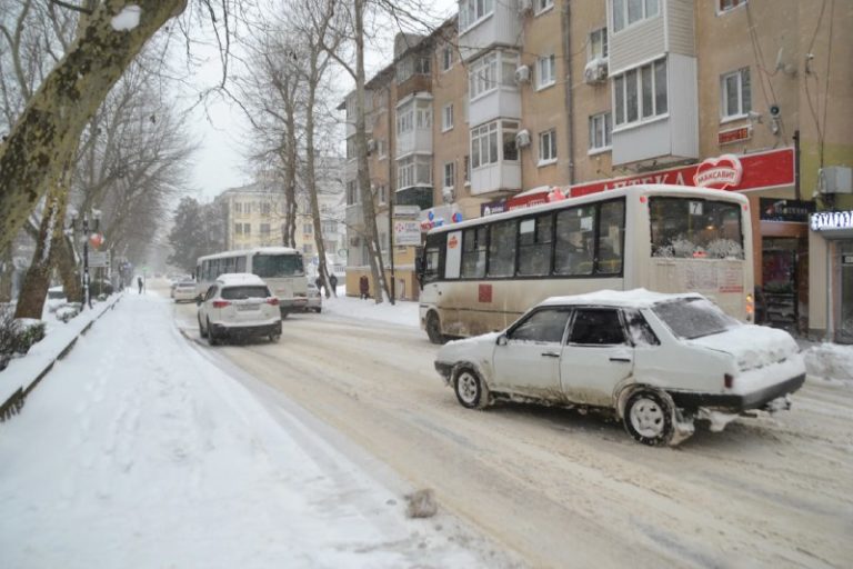 Снегопад не нарушил движение общественного транспорта в Туапсе