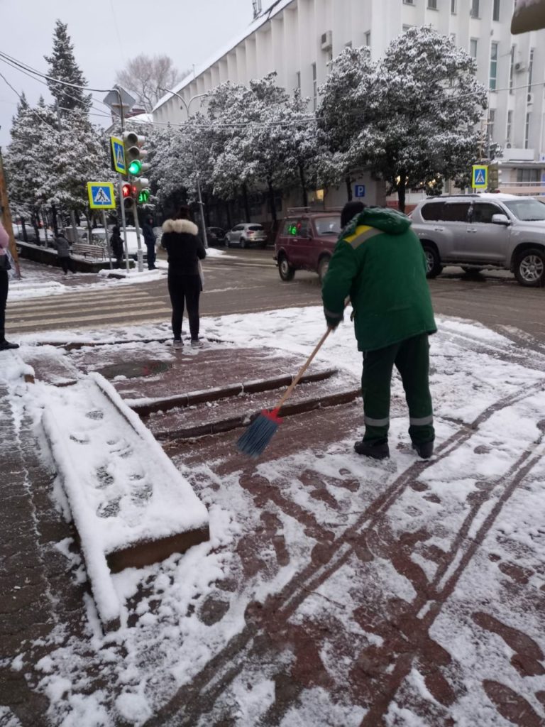 В Туапсе круглосуточно расчищают от снега дороги и тротуары | Новости Туапсе