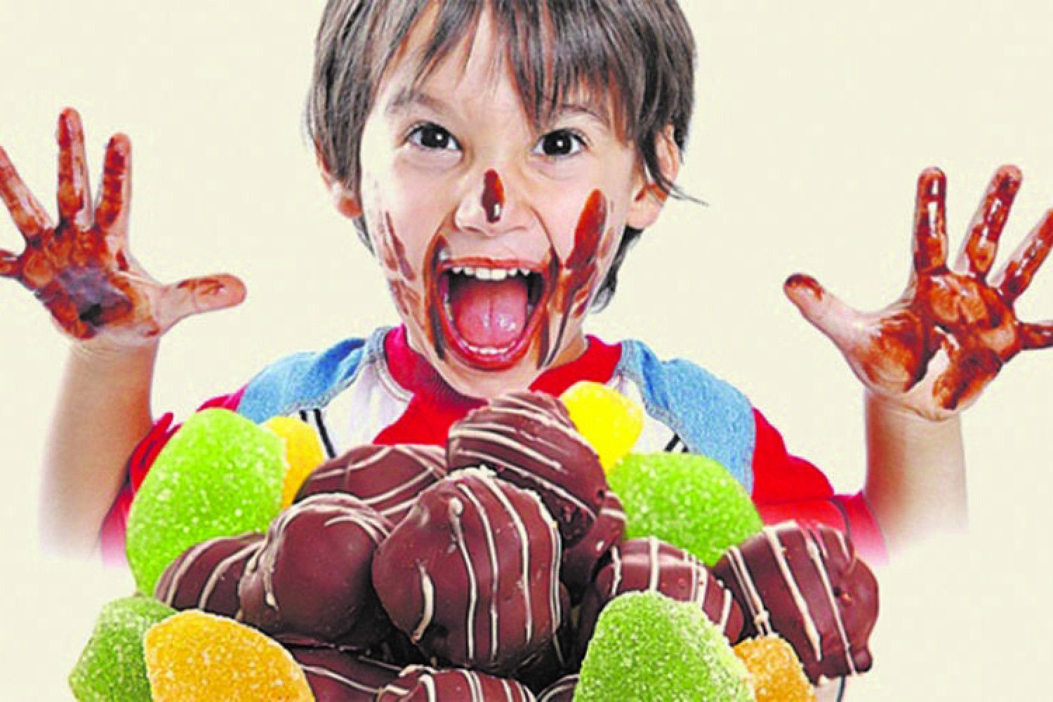 Есть конфеты повкуснее. Сладости для детей. Конфеты детям. Дети и сладкое. Дети едят сладости.