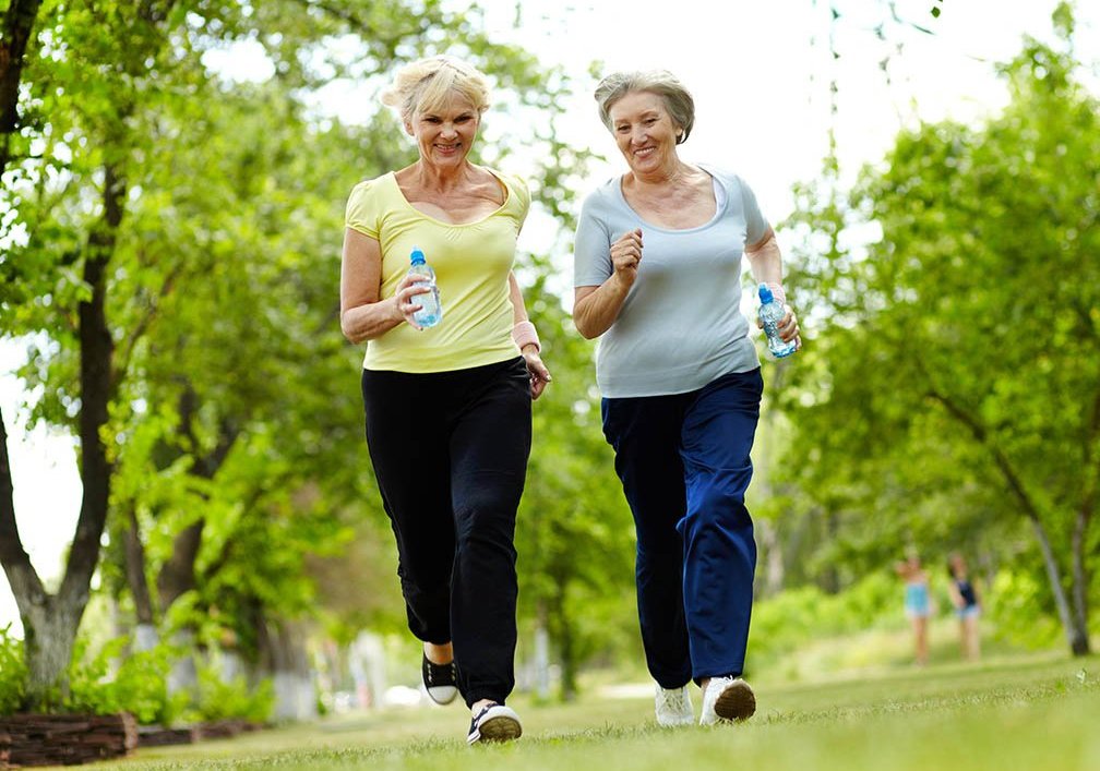 Активный образ жизни. Пешие прогулки. Здоровый человек фото. Физические нагрузки для пожилых людей.