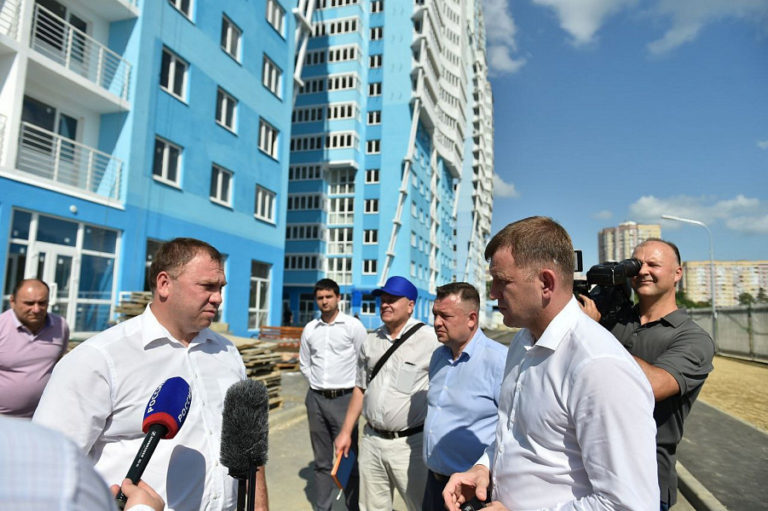 Вице-губернатор Кубани Евгений Наумов проверил ход строительства проблемных ЖК в Краснодаре