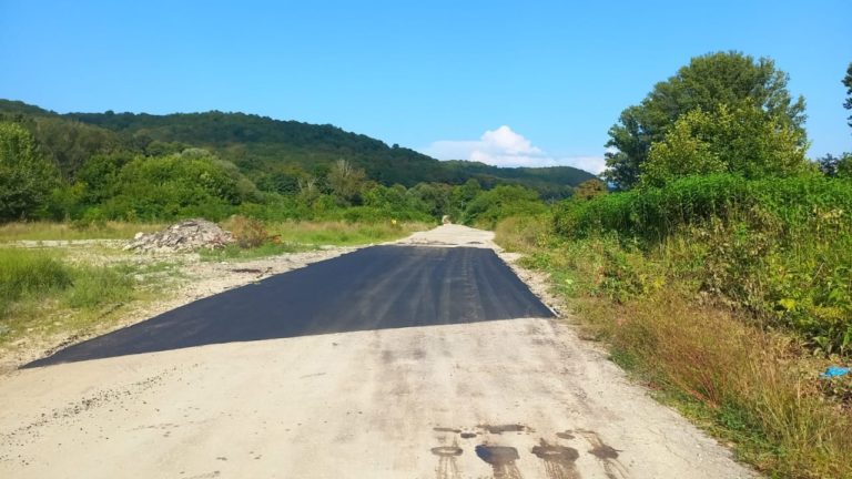 В селе Кирпичном Туапсинского района завершается ямочный ремонт дороги