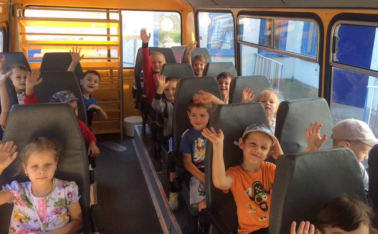 Экскурсионный автобус для детей. Детская автобусная экскурсия. Экскурсии для школьников. Детский экскурсионный автобус. Школьники в автобусе на экскурсии.