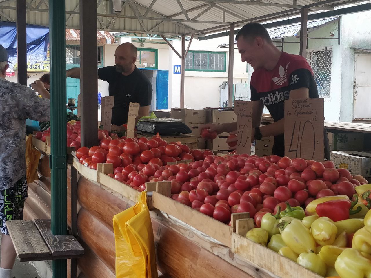 Туапсе 17 мая. Центральный рынок. Продавщица на рынке. Крымские фрукты и овощи в сентябре. Какие сейчас фрукты в сентябре на рынке.