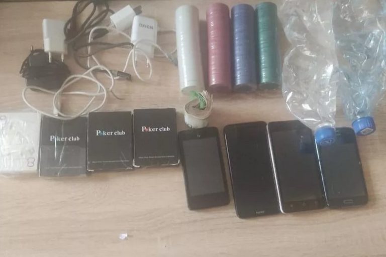 В Краснодаре мужчина пытался перебросить в колонию 4 телефона, спиртное, карты и деньги
