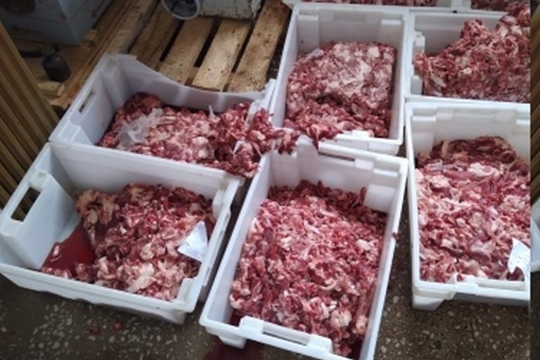 В Брюховецкой торговали мясом и полуфабрикатами неизвестного происхождения