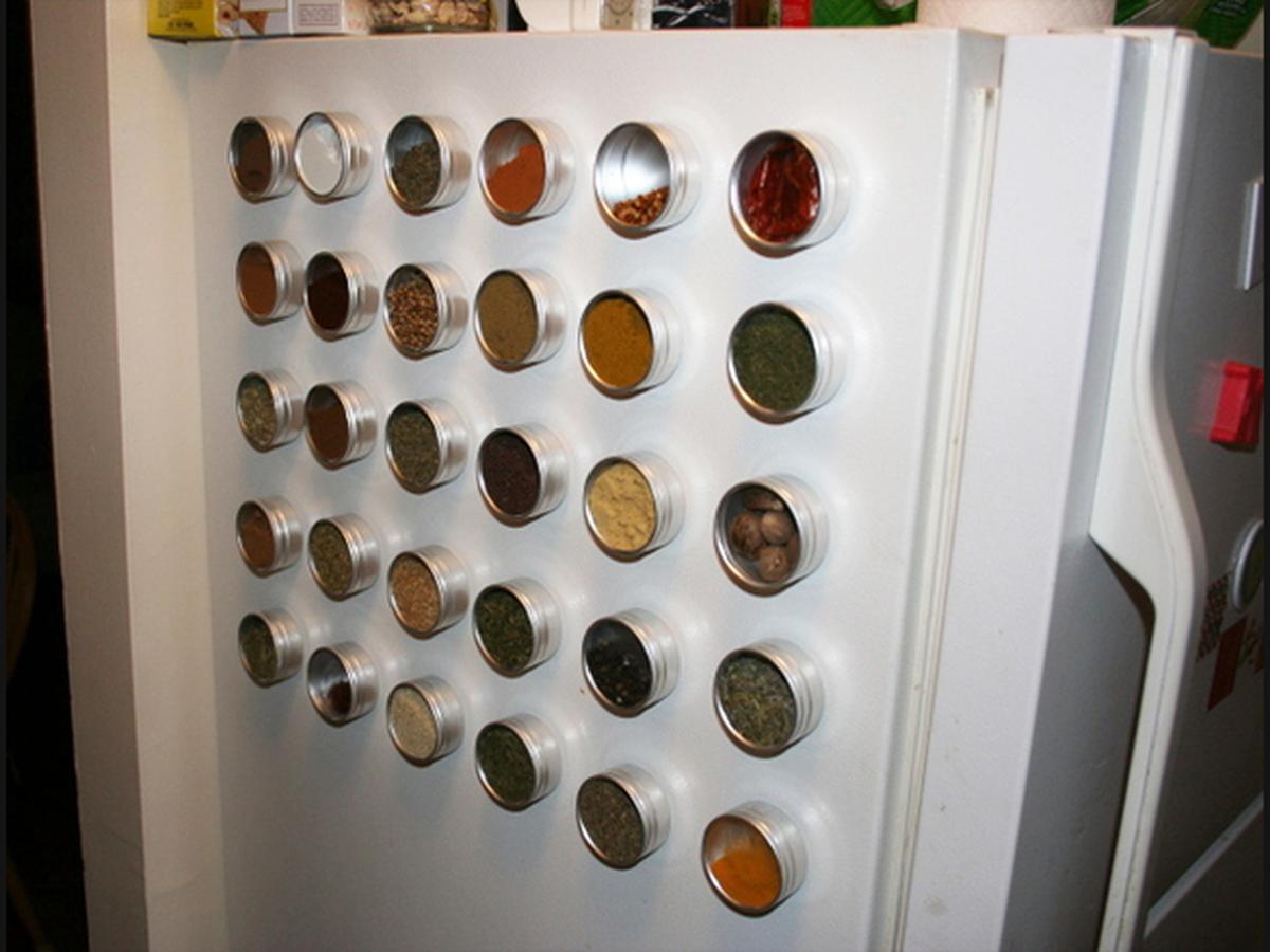 Баночки для специй на магнитах на холодильник