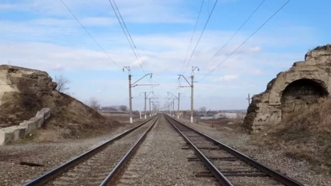 На перегоне Армавир-Туапсе пассажирский поезд “Москва-Адлер” врезался в  автомобиль | Новости Туапсе