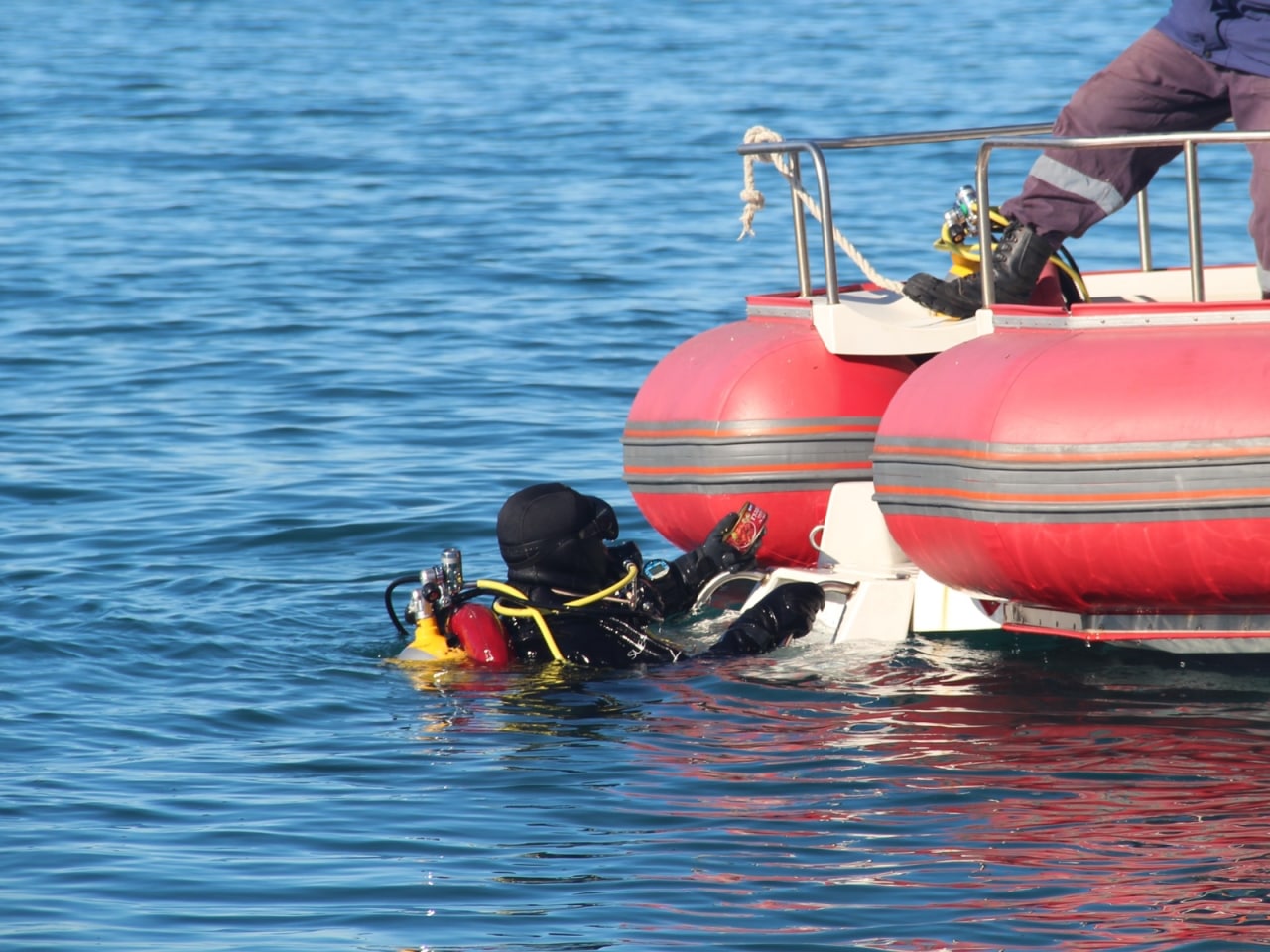 В Туапсе продолжаются поиски упавшего с мола мужчины | Новости Туапсе