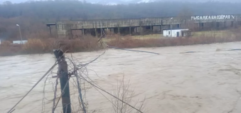 В селе Кирпичное из-за поднятия уровня реки порвало трубы водовода