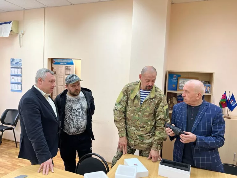 Командиру стрелковой роты Виталию Елхимову, прибывшему в Туапсе из зоны СВО, передали приборы ночного видения
