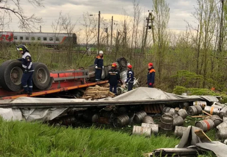 В Тимашевском районе Кубани разбился грузовик с пивом в кегах
