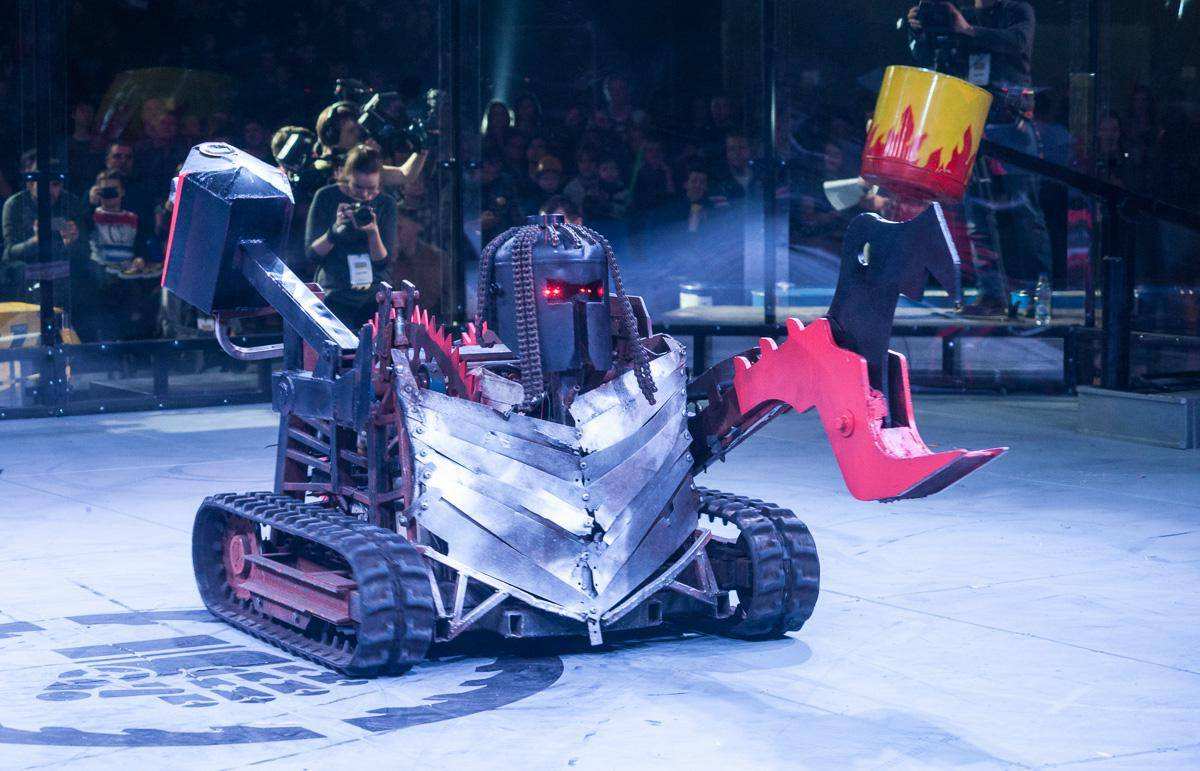 Суперфинал битвы роботов. Битва роботов. Робот судья битва роботов. Битва роботов участники. Робот для битвы роботов.