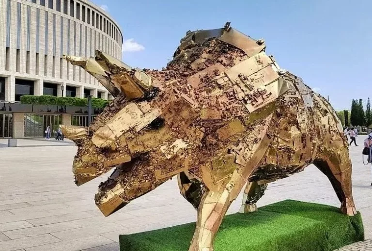 Железный динозавр трицератопс «вырос» в парке «Краснодар»