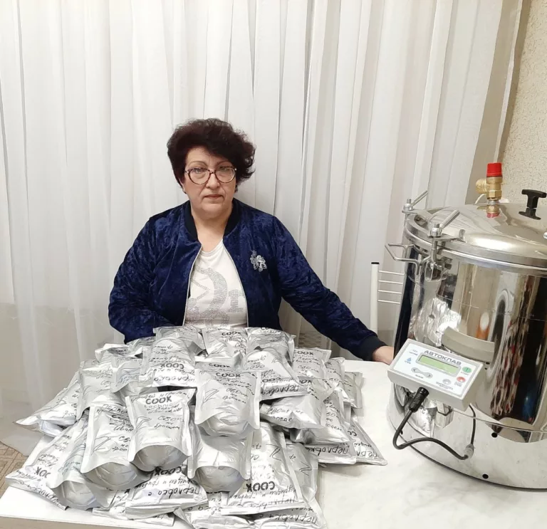 Жительница Джубги, чтобы готовить еду бойцам СВО, купила на пенсию автоклав