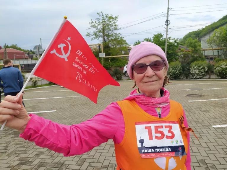 83-летняя туапсинка пробежала 9-километровый марафон в честь 78 годовщины Победы и в поддержку участников СВО