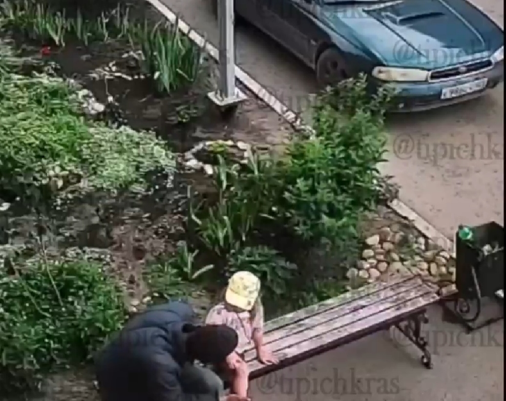 Похищение детей девочек. Фото заманили без детей. Мамы на детской площадке. Пидафил похитил девочку. Мужики украли маленькую девочку.