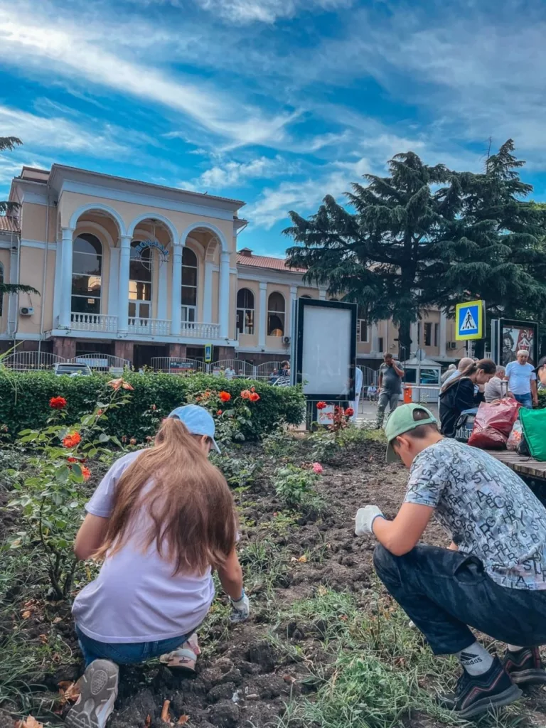 В Туапсе первая летняя бригада подростков вышла на работы по благоустройству  | Новости Туапсе