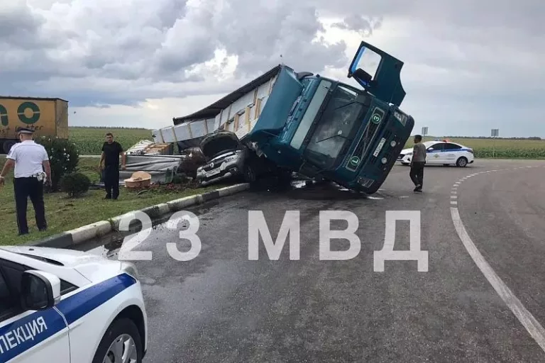 Фура раздавила автомобиль с пятью пассажирами в Краснодарском крае