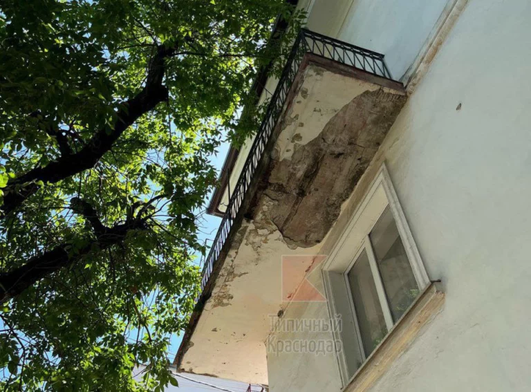 В старом центре Краснодара обрушилась часть балкона