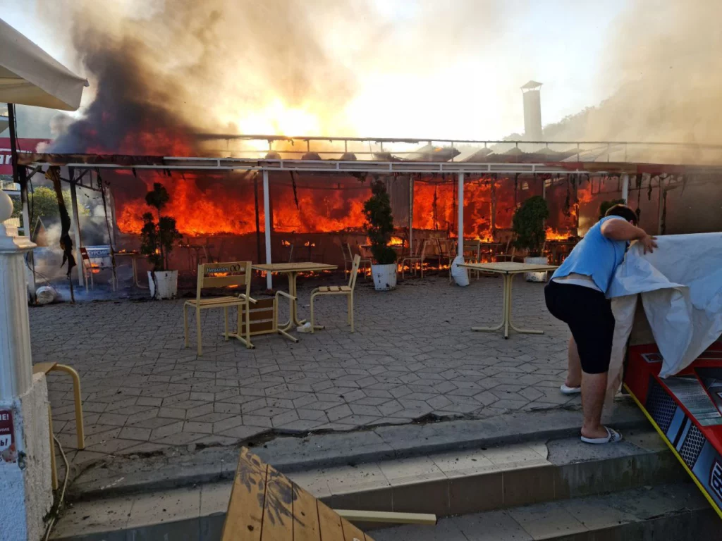 В Ольгинке утром 21 августа сгорела пиццерия на набережной | Новости Туапсе