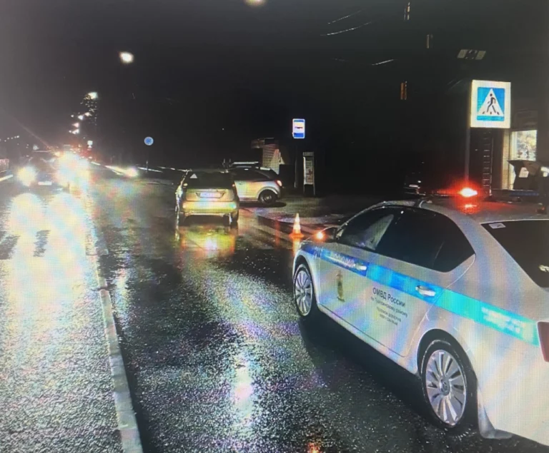 На пешеходном переходе в Туапсе автомобиль наехал на 62-летнюю женщину