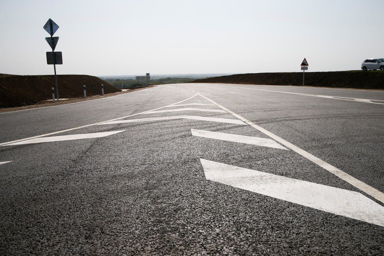 правила дорожного движения как правильно переходить дорогу. как переходить дорогу рассказ. слайд машины на проезжей части. пдд. какпаиельн пирехдть дорогу.