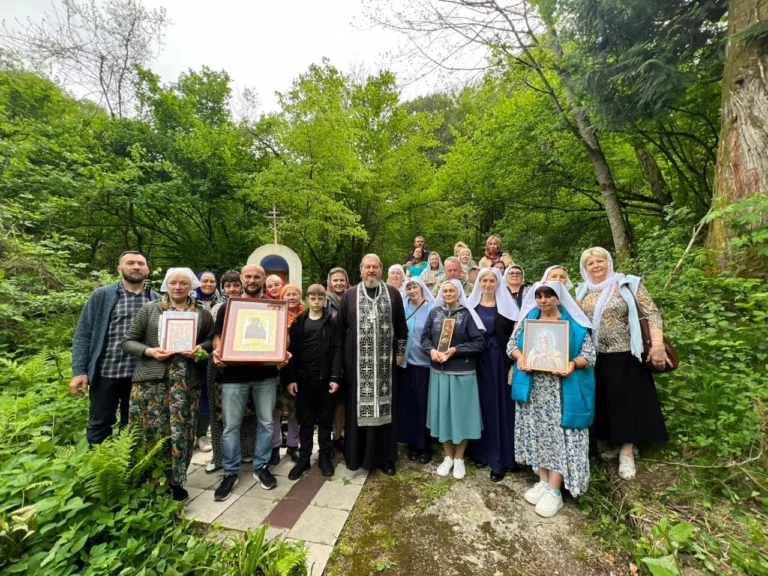 Возле Туапсе провели крестный ход к разрушенному монастырю