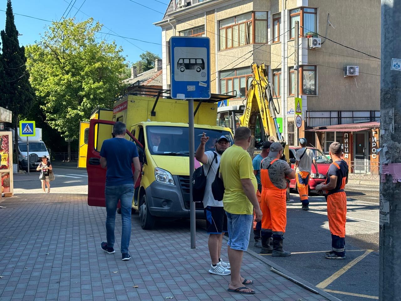 Прорыв водопровода устраняют в Туапсе на улице Ленина | Новости Туапсе
